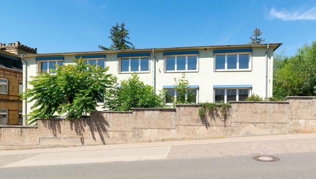 Immobilienangebot - Artern/Unstrut - Alle - Sanierungsbedürftiges Büro- und Verwaltungsgebäude in Artern/Unstrut - Verkauf gegen Gebot!