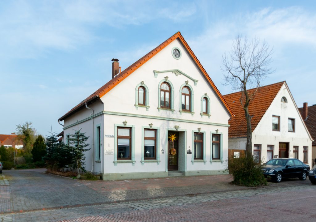 Titelbild Immobilienangebot - Ovelgönne - Wohnen - Denkmalgeschütztes Zweifamilienhaus mit Doppelgarage & und Ausbaureserve in Ovelgönne zu verkaufen!