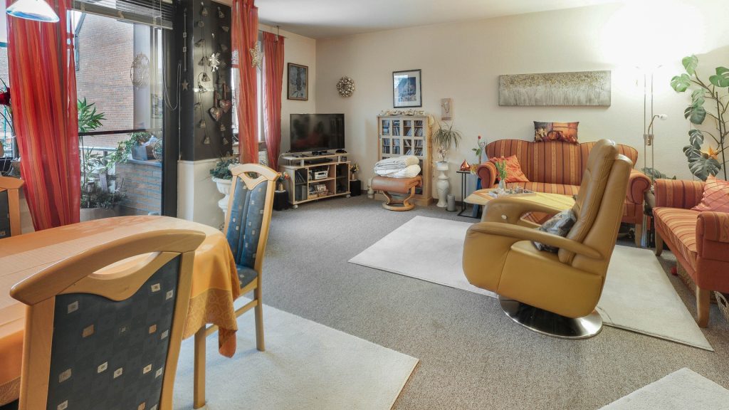 Immobilienangebot - Oldenburg - Wohnen - Gepflegte 3-Zimmer Wohnung mit Loggia im 2. Obergeschoss