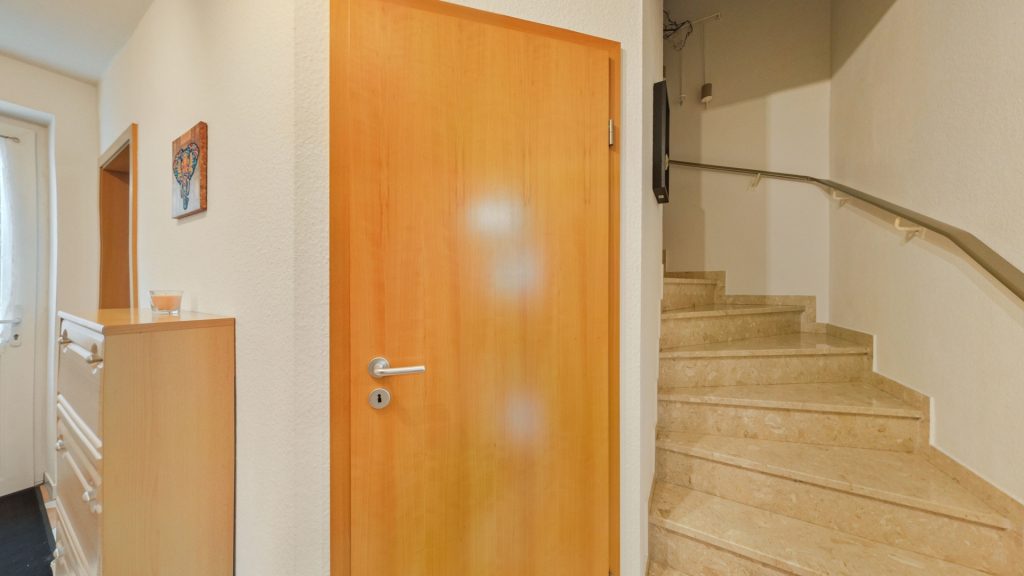 Immobilienangebot - Oldenburg - Wohnen - Attraktives Doppelhaus mit kleinem Garten in direkter Nähe zum Klinikum Kreyenbrück zu verkaufen!