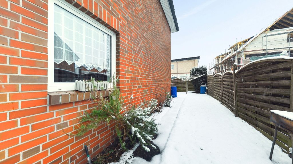 Immobilienangebot - Oldenburg - Wohnen - Attraktives Doppelhaus mit kleinem Garten in direkter Nähe zum Klinikum Kreyenbrück zu verkaufen!