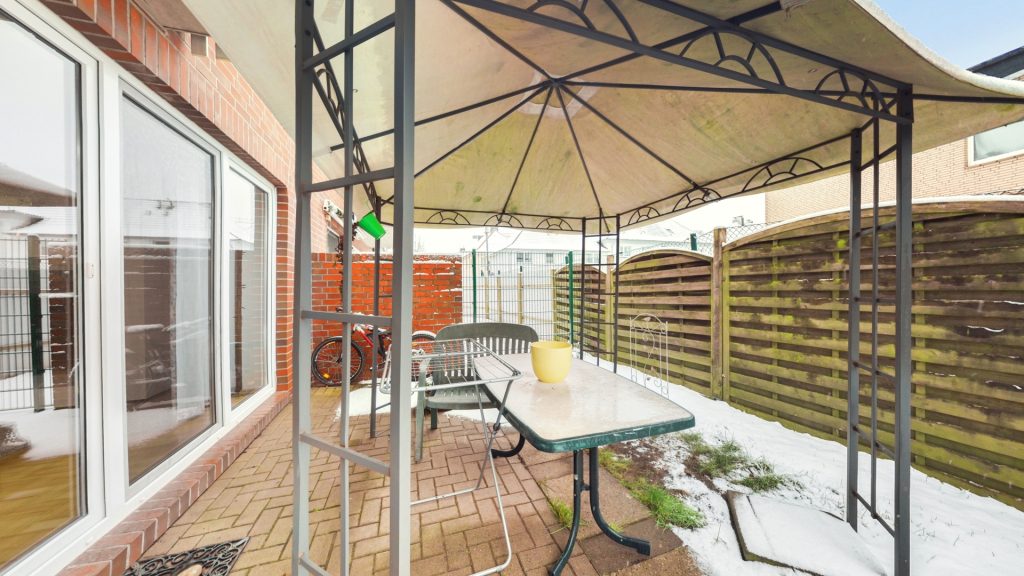 Immobilienangebot - Oldenburg - Wohnen - Attraktives Doppelhaus mit kleinem Garten in direkter Nähe zum Klinikum Kreyenbrück zu verkaufen!