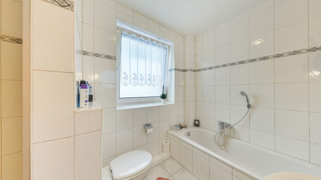 Immobilienangebot - Oldenburg - Wohnen - Vermietete Doppelhaushälfte mit Garten, Balkon und viel Potenzial in Kreyenbrück zu verkaufen!