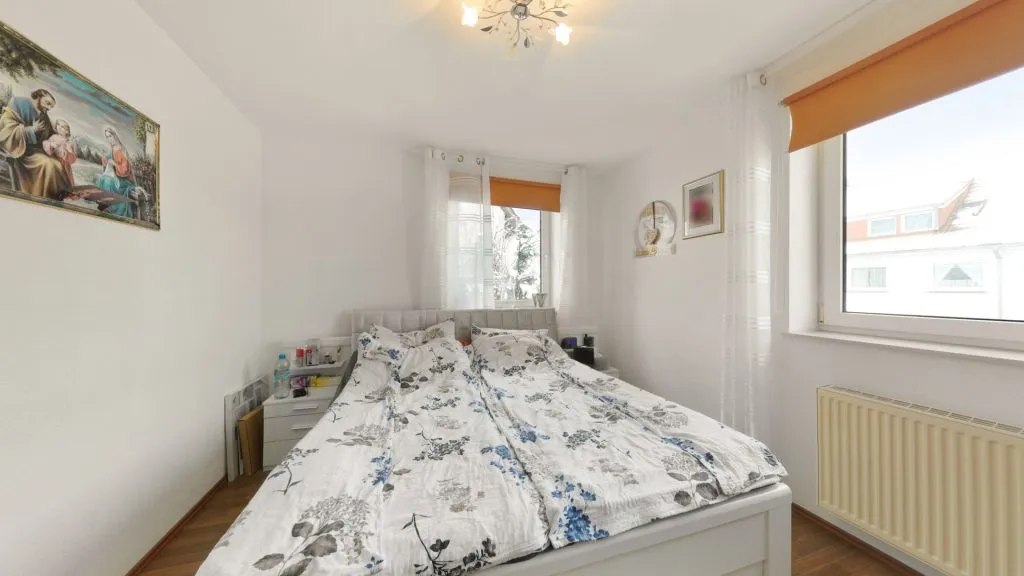 Immobilienangebot - Oldenburg - Wohnen - Gepflegte Doppelhaushälfte mit Balkon und Garten Nähe Klinikum Kreyenbrück zu verkaufen!