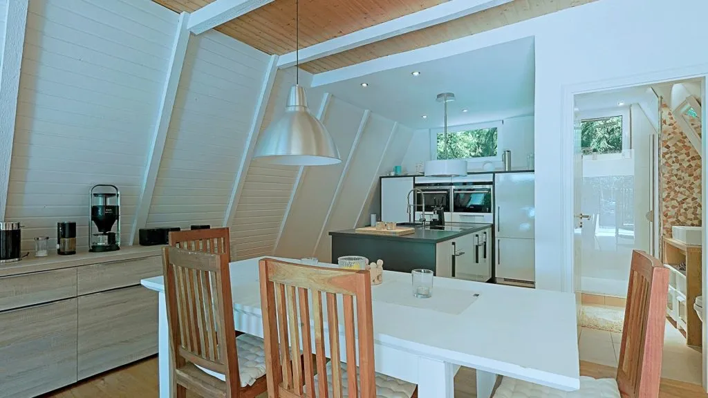 Immobilienangebot - Wiefelstede - Wohnen - Idylle pur! Exklusives Wochenendhaus auf Pachtgrundstück mit privatem Seezugang zu verkaufen!