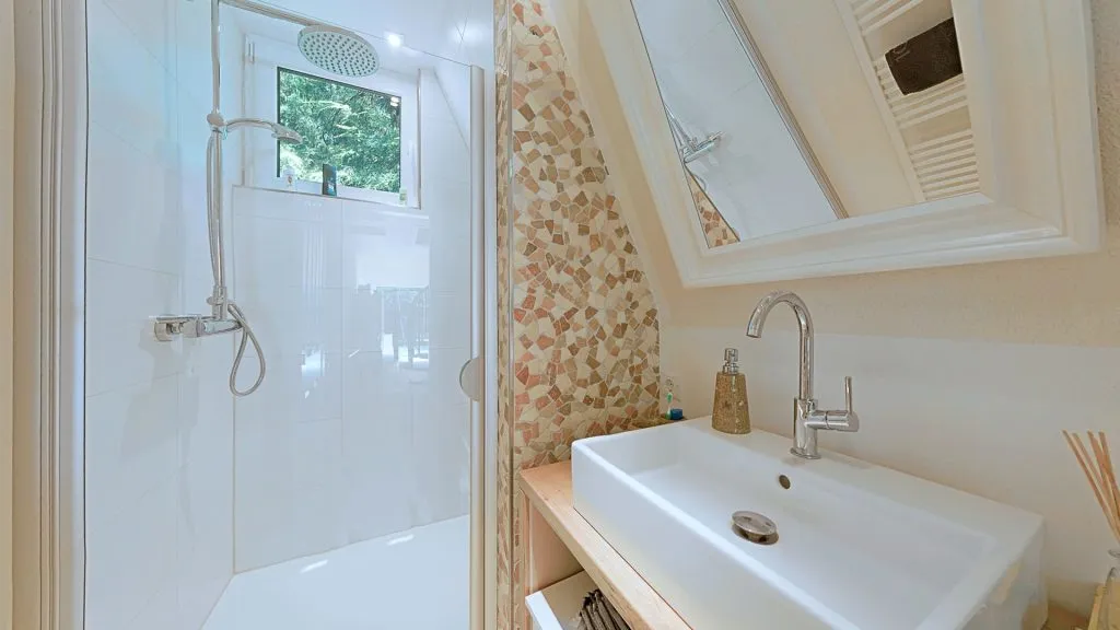 Immobilienangebot - Wiefelstede - Wohnen - Idylle pur! Exklusives Wochenendhaus auf Pachtgrundstück mit privatem Seezugang zu verkaufen!