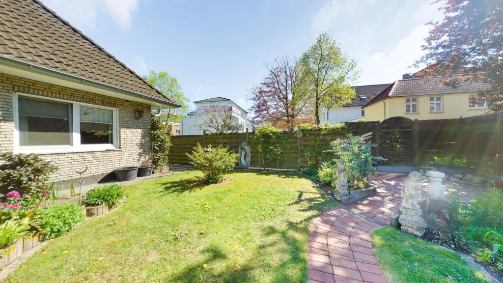 Immobilienangebot - Rastede - Wohnen - Charmantes Einfamilienhaus mit Garage, Einliegerwohnung und schönem Garten direkt in Rastede!