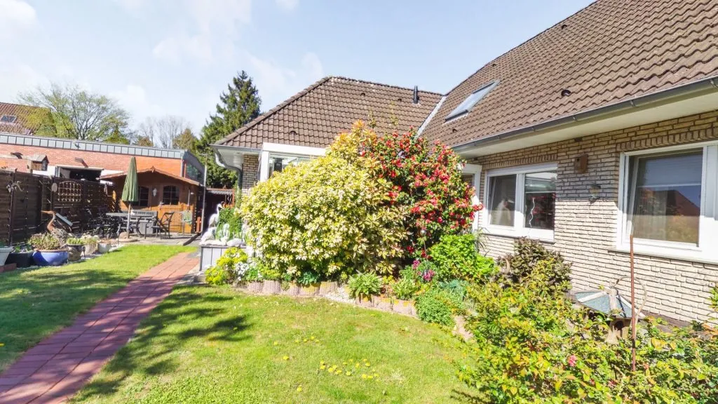 Immobilienangebot - Rastede - Wohnen - Charmantes Einfamilienhaus mit Garage, Einliegerwohnung und schönem Garten direkt in Rastede!