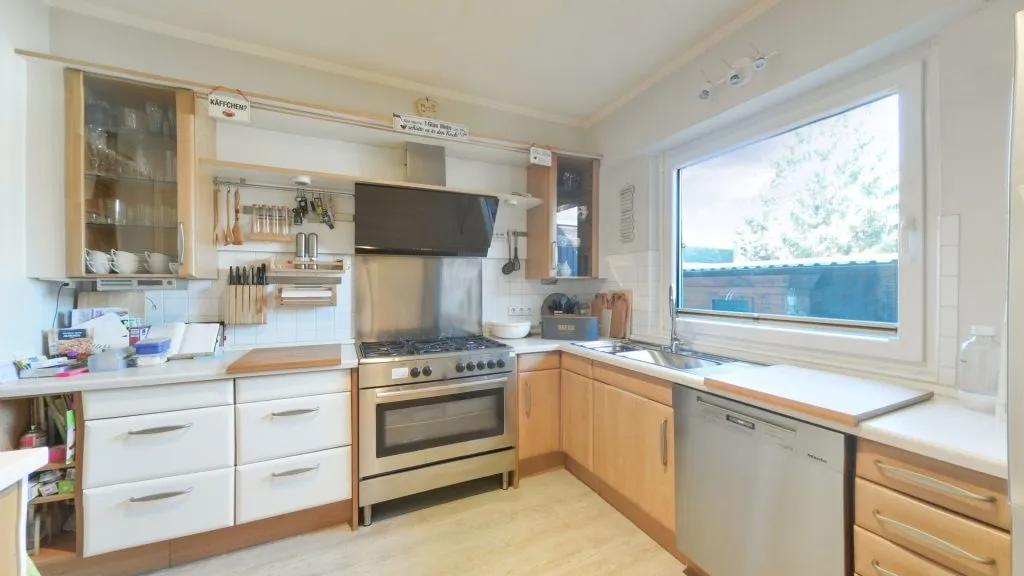 Immobilienangebot - Rastede - Wohnen - Charmantes Einfamilienhaus mit Garage, Einliegerwohnung und schönem Garten direkt in Rastede!