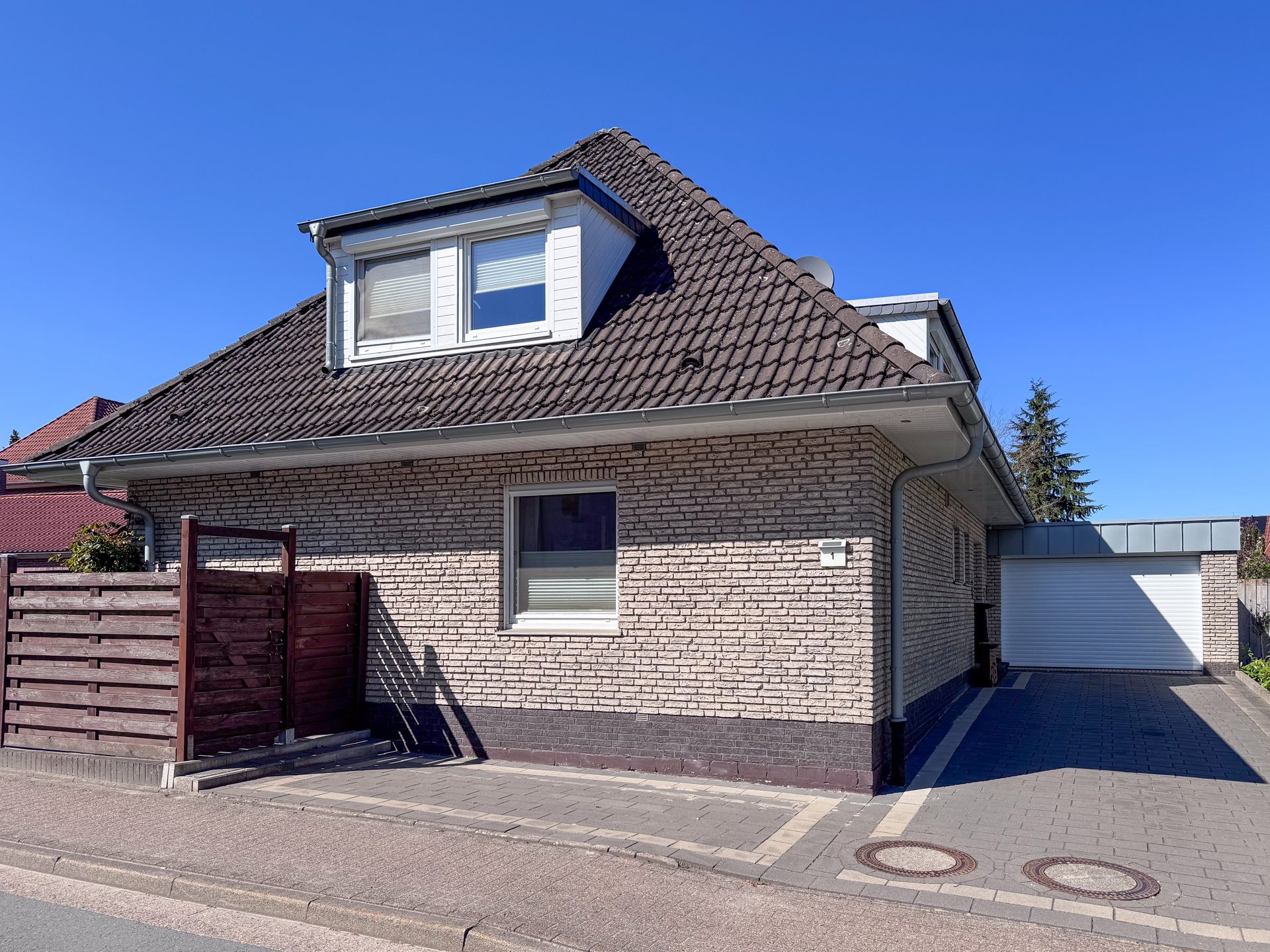 Immobilienangebot - Rastede - Wohnen - Charmantes Einfamilienhaus mit Garage, Einliegerwohnung und schönem Garten direkt in Rastede!