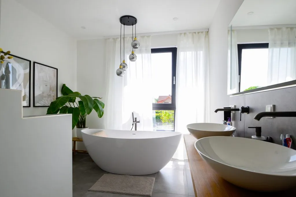 Immobilienangebot - Oldenburg - Wohnen - Architektenhaus mit Pool-Lounge, Doppelgarage und separatem Wohnhaus!