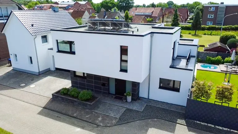 Immobilienangebot - Oldenburg - Wohnen - Architektenhaus mit Pool-Lounge, Doppelgarage und separatem Wohnhaus!