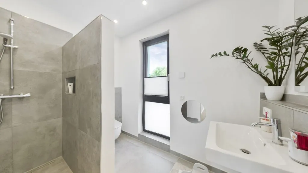 Immobilienangebot - Oldenburg - Wohnen - Architektenhaus mit Pool-Lounge, Doppelgarage und separatem Wohnhaus!